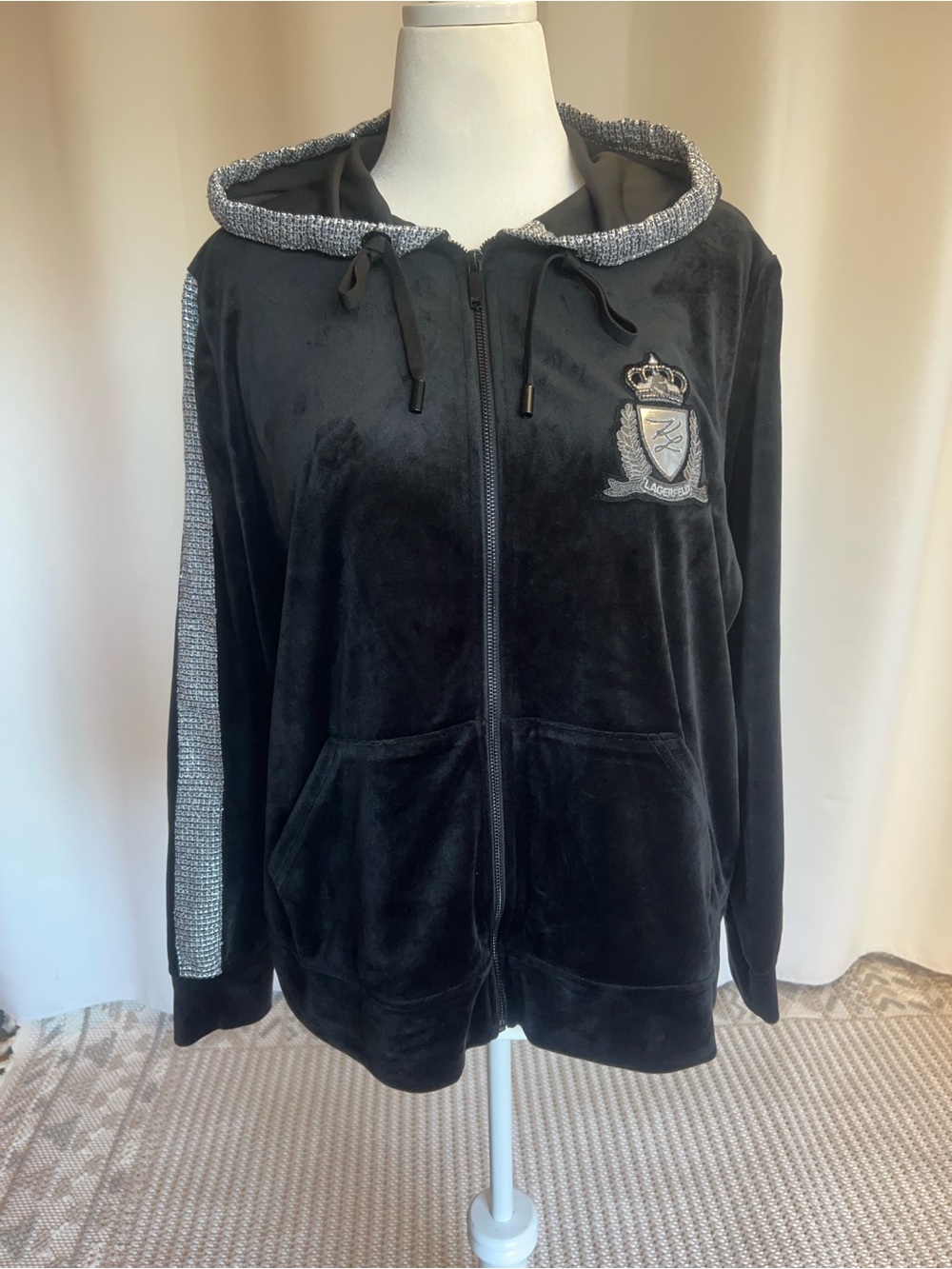 KARL LAGERFELD PARIS Women’s Velour Rhinestone Track Jacket
Size 1X